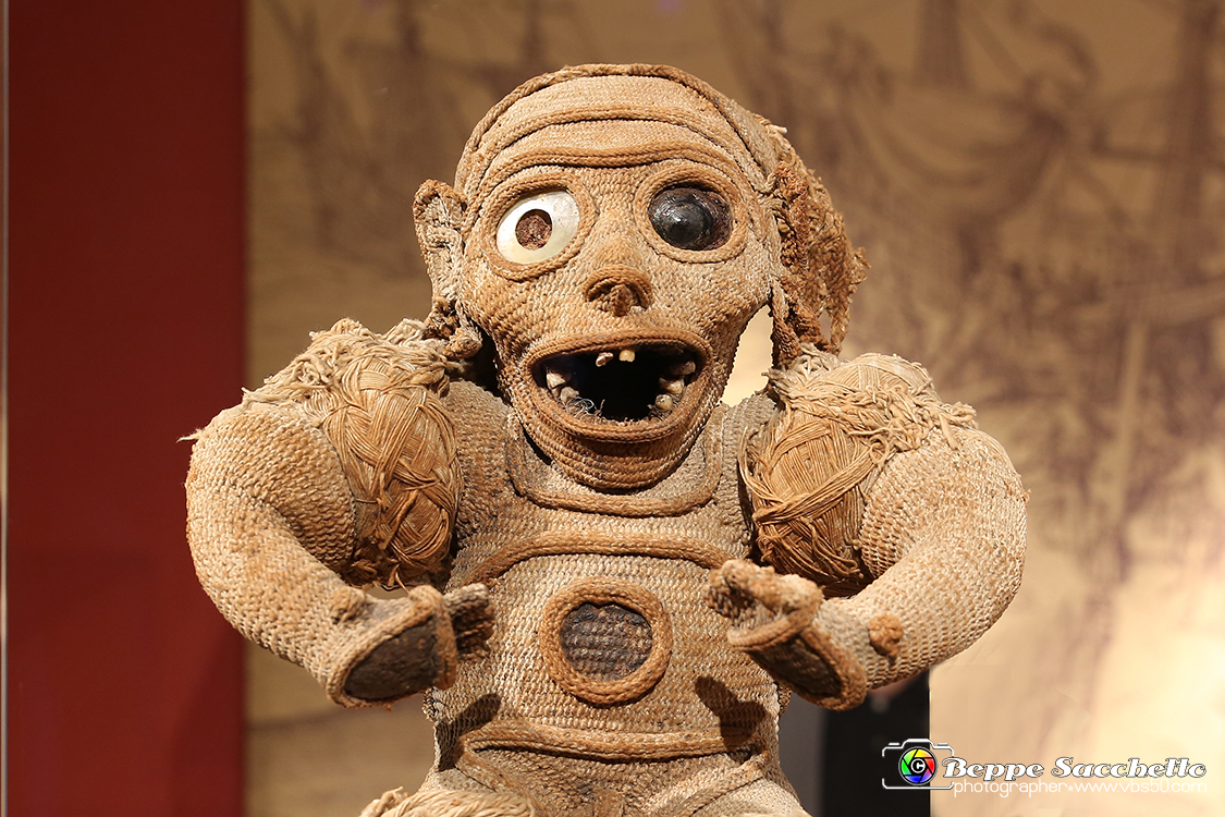 VBS_2092 - Mostra  Il mondo in una stanza. Testimonianze di culture extraeuropee.jpg